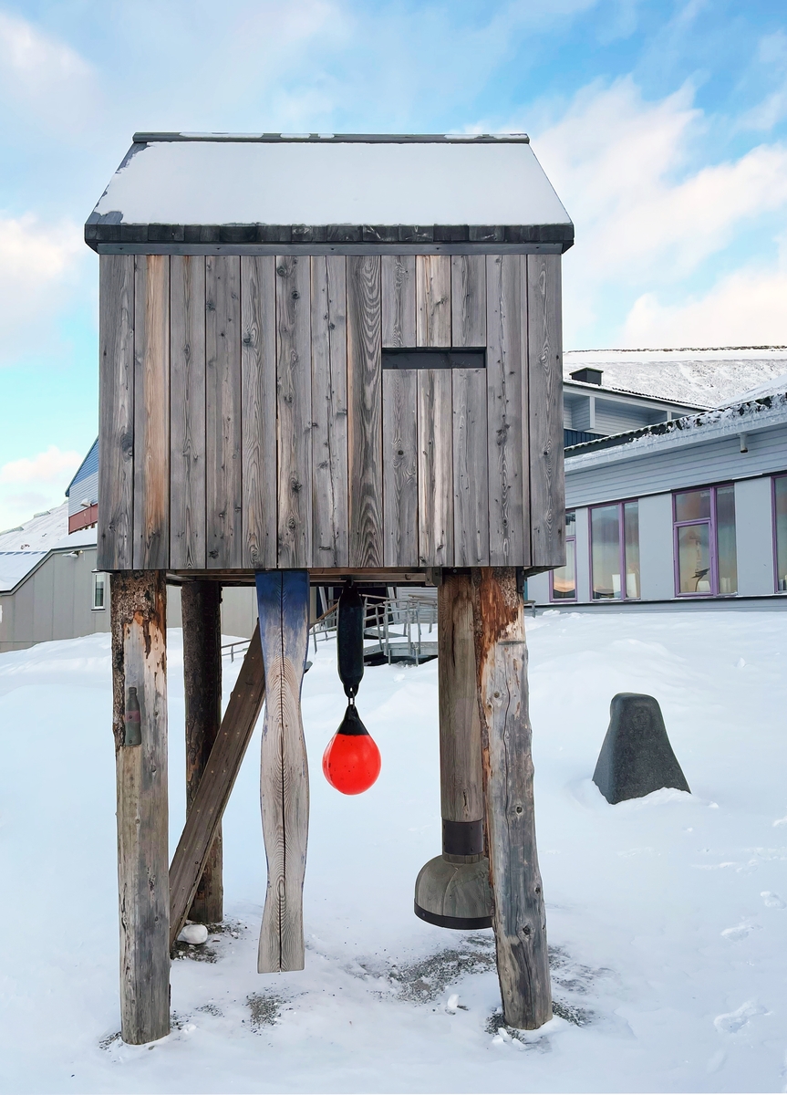 Utsmykkingen kan betraktes som en poetisk metafor på Svalbard-samfunnet, med referanser til tradisjonelle virksomhetsområder i en nordlig sfære. Samtidig oppfordrer den til mange ulike former for lek, og gir barna både gjemmesteder og ly for vinden. Utsmykkingen byr på stor materialrikdom og innbyr også til taktil kontakt. Den byr også på små overraskelser i form av kunstneriske detaljer som kan oppdages og utforskes underveis, slik vi også kjenner det fra Torvunds øvrige produksjon.

Huset er ment å være et fysisk gjemmested med mange små detaljer som man først oppdager etterhvert.