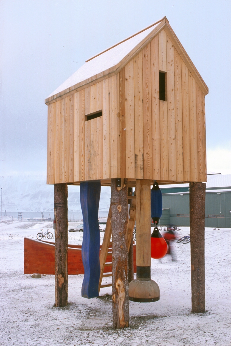 Utsmykkingen kan betraktes som en poetisk metafor på Svalbard-samfunnet, med referanser til tradisjonelle virksomhetsområder i en nordlig sfære. Samtidig oppfordrer den til mange ulike former for lek, og gir barna både gjemmesteder og ly for vinden. Utsmykkingen byr på stor materialrikdom og innbyr også til taktil kontakt. Den byr også på små overraskelser i form av kunstneriske detaljer som kan oppdages og utforskes underveis, slik vi også kjenner det fra Torvunds øvrige produksjon.

Huset er ment å være et fysisk gjemmested med mange små detaljer som man først oppdager etterhvert.