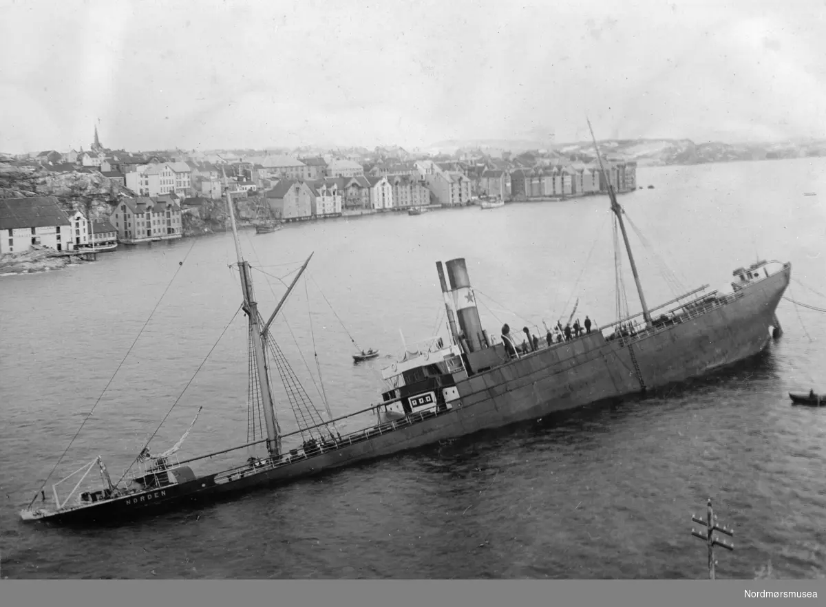 "S/S Nordens stranding paa Chr.sunds havn 12. febr. 1903. O.R. Foto"