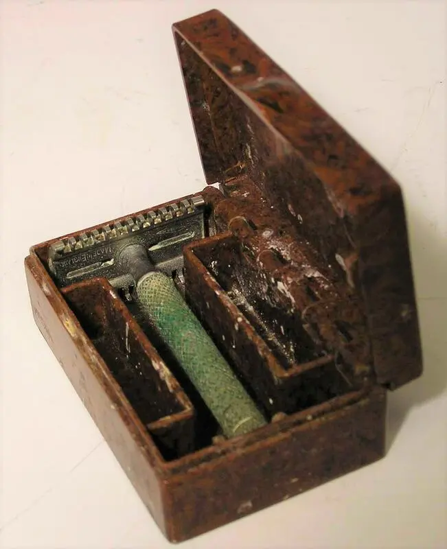 Barberhøvel i eske fra Gillette. Telemark museum.