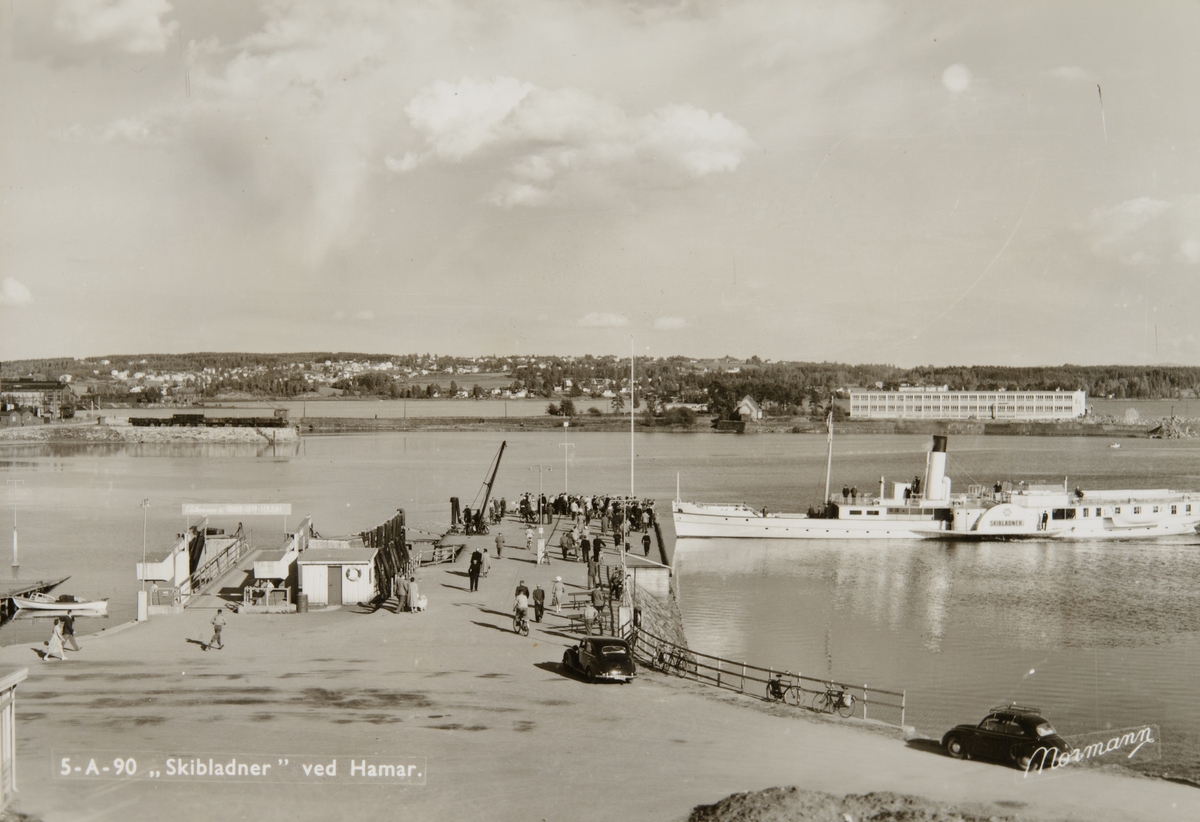 Postkort, Hamar brygge, Hamarbukta, mjøsbåten D/S Skibladner ankommer, Tjuvholmen i bakgrunnen,