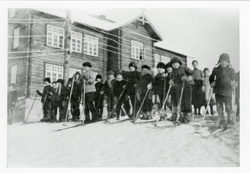 Skolebarn på Strand skoleinternat klar til å gå på ski.
