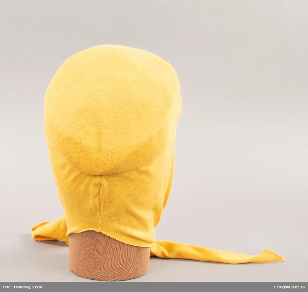 Hatt med fast pull og påfestet "sjal" til å knyte under haken. Ligner på flyvertinnehatt.