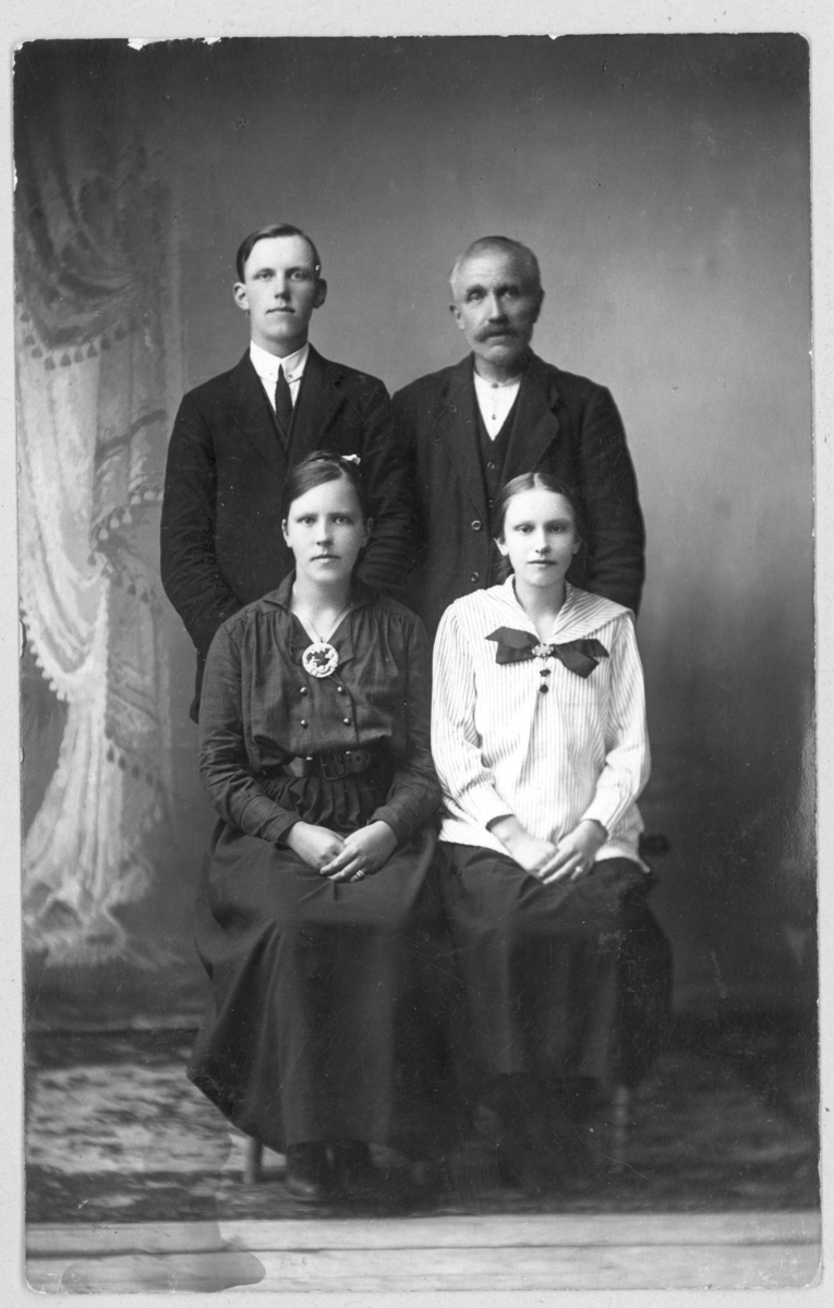 Portrettfoto av Nils Nilsen med tre av sine barn. fra venstre foran Johanna Fossland og Borghild Kirkenes Kvammen. Bak fra venstre står Nils Kirkenes og Nils Nilsen.