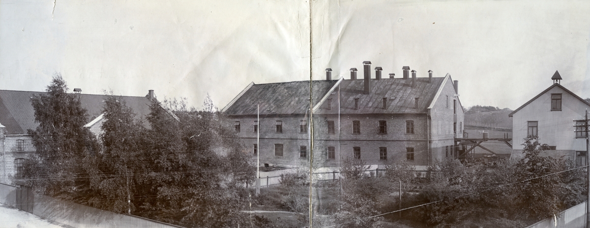 Oversiktsbilde fra Helly J. Hansen Olieklædefabrik,  fabrikkbygninger,  Moss ca. 1905.
