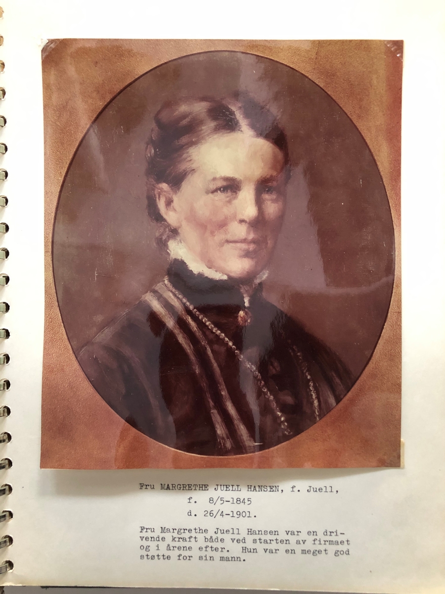Portrett av Maren Margethe Juell Hansen, gift med kaptein Helly Juell Hansen (1840-1914), Moss. Hun var med på etableringen av etablerte Helly J. Hansen Oljeklædefabrik på Skarmyra i Moss i 1877, sammen med sin mann.