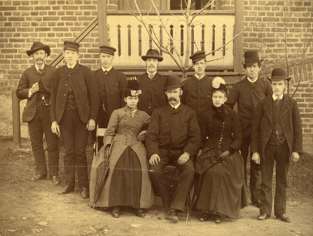 Gruppebilde av ansatte ved  Oljeklædefabrikken, (Helly J. Hansen)  våren 1887.
