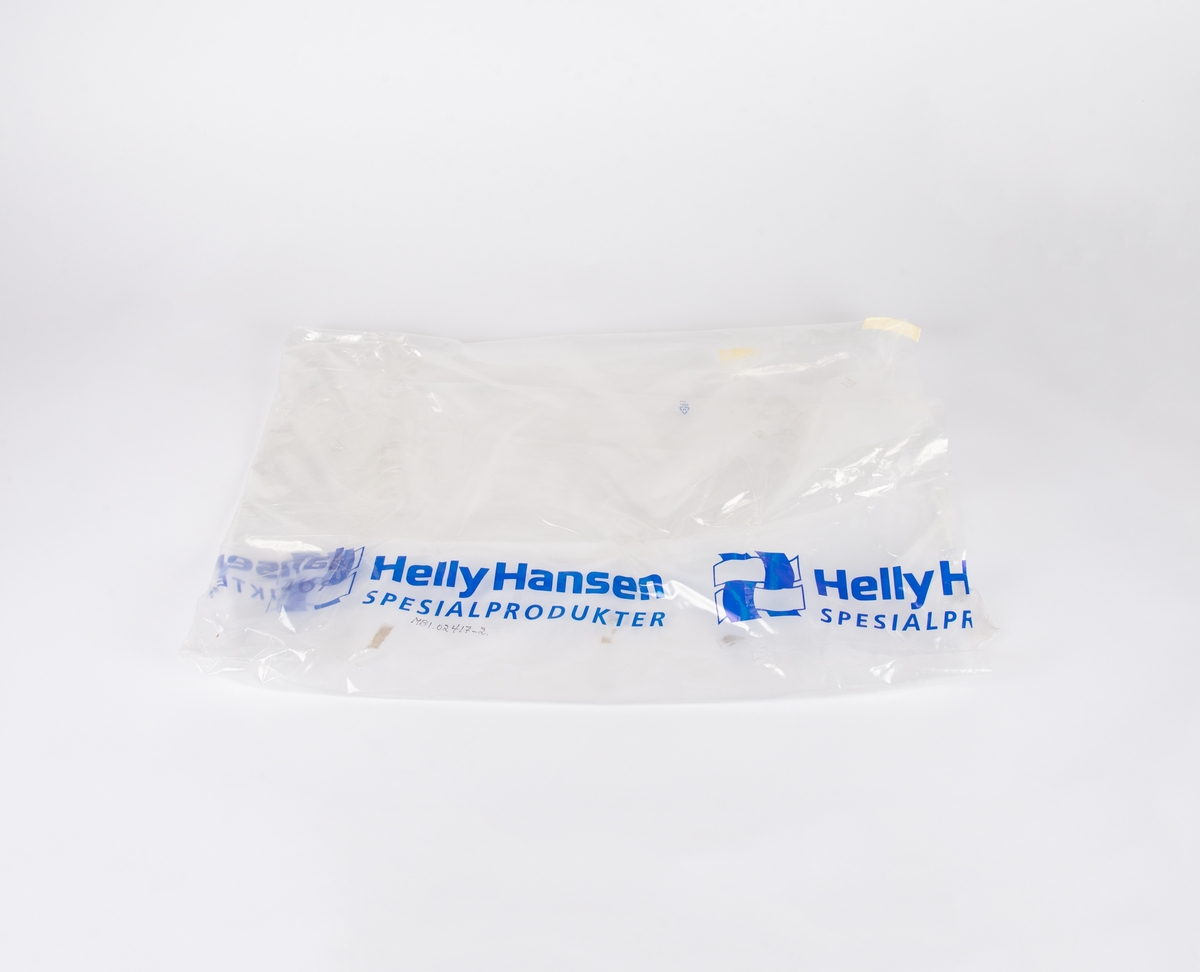 Transparent plastpose, rektangulær form med logo langs nedre langside. Åpning i kortende.
