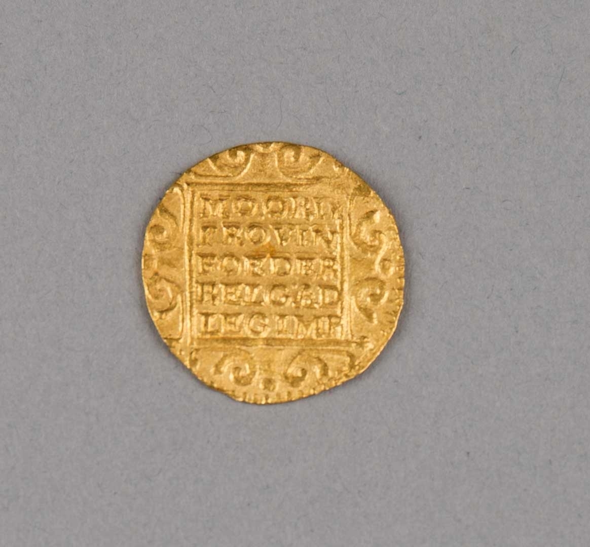 Rundefunnet, stort antall gull- og sølvmynter fra nederlandske ostindiafareren AKERENDAM som forliste på jomfruturen 8. mars 1725 utenfor Ålesund på Sunnmøre.

1 stk.  Gull dukat Utrecht fra 1724
