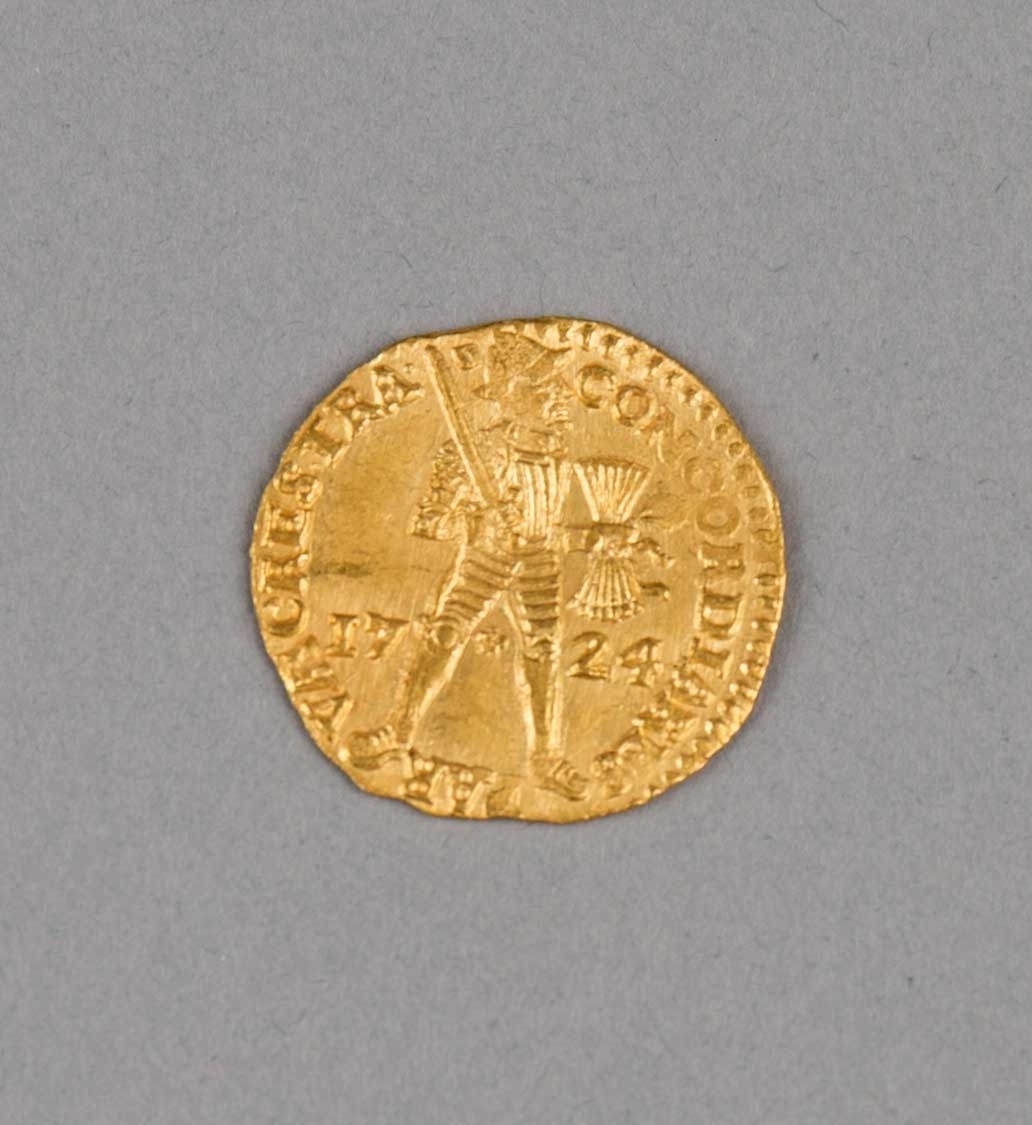 Rundefunnet, stort antall gull- og sølvmynter fra nederlandske ostindiafareren AKERENDAM som forliste på jomfruturen 8. mars 1725 utenfor Ålesund på Sunnmøre.

1 stk.  Gull dukat Utrecht fra 1724

