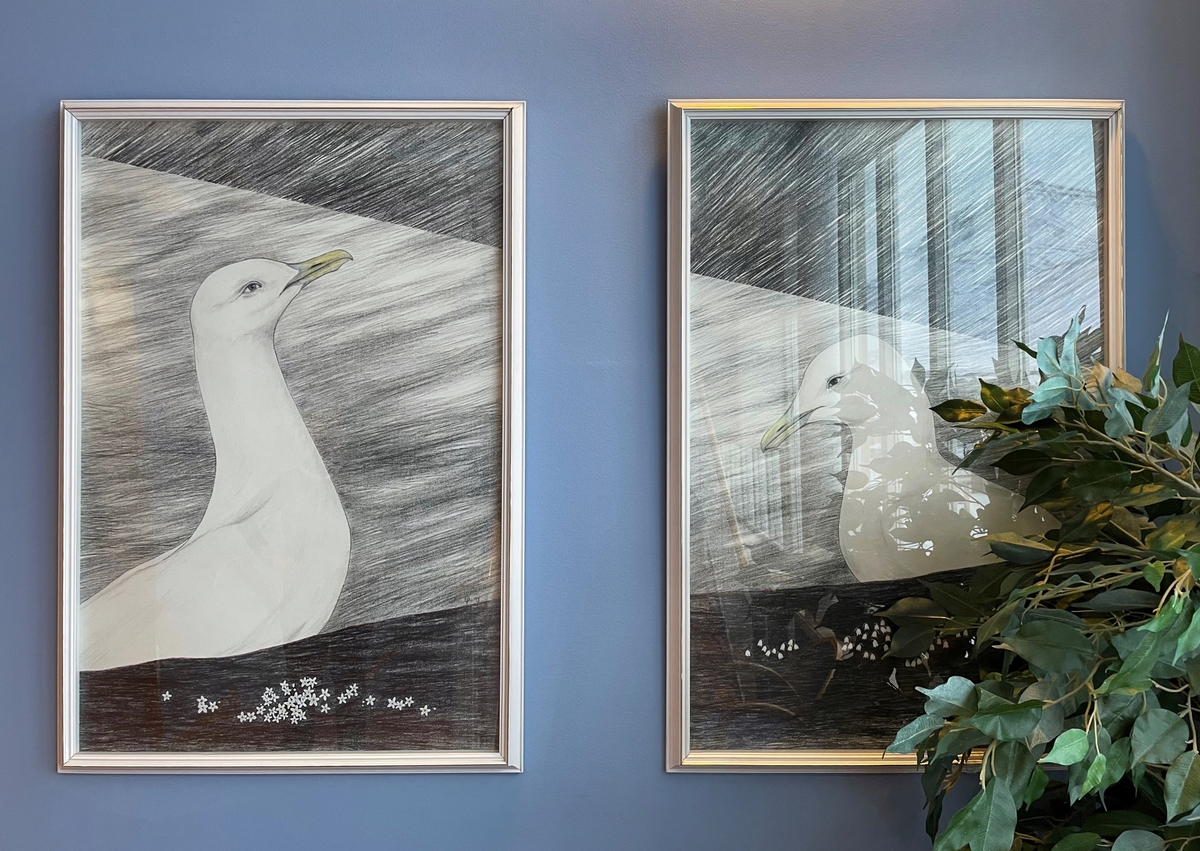 Inne i selve bygget har Ingunn Utsi latt seg inspirere av Svalbards geologiske og biologiske historie, fugleliv og landskap. "Svalbardflørt I og II" viser to blyanttegninger av polarmåser.