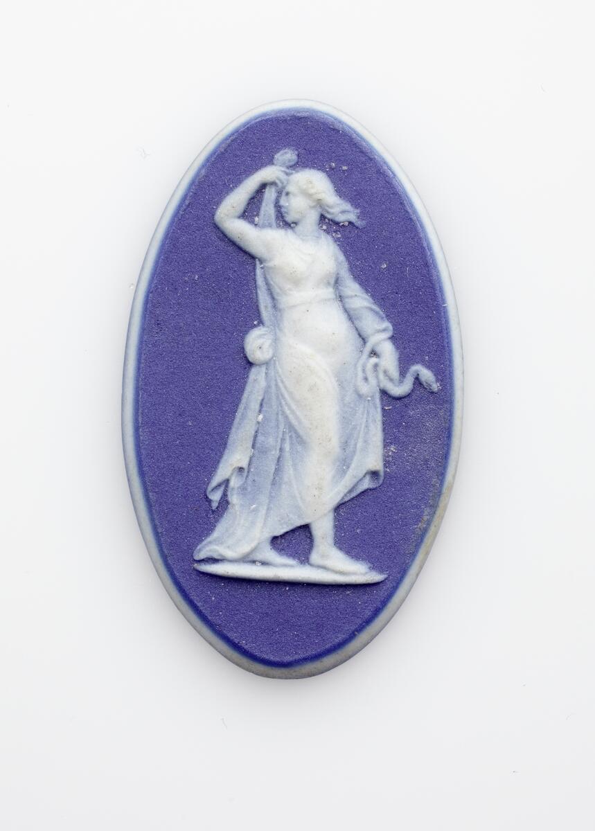 En st. miniatyr i s.k. jasper, motiv i vitt på blå botten. Allegoriskt motiv. Kvinna i profil, draperad i slöjor. Oval.

Inskrivet i huvudkatalog 1907.