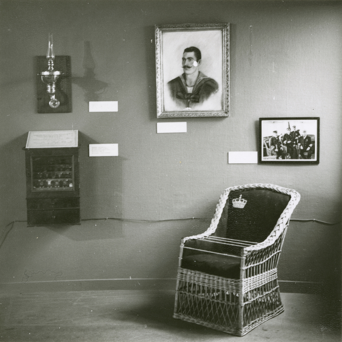 Utställningen Nyförvärv 1965–1966 visas våren 1967. Kung Oscar II:s rottingstol från jakten DROTT, fartygsapotek, sjömansporträtt m.m.