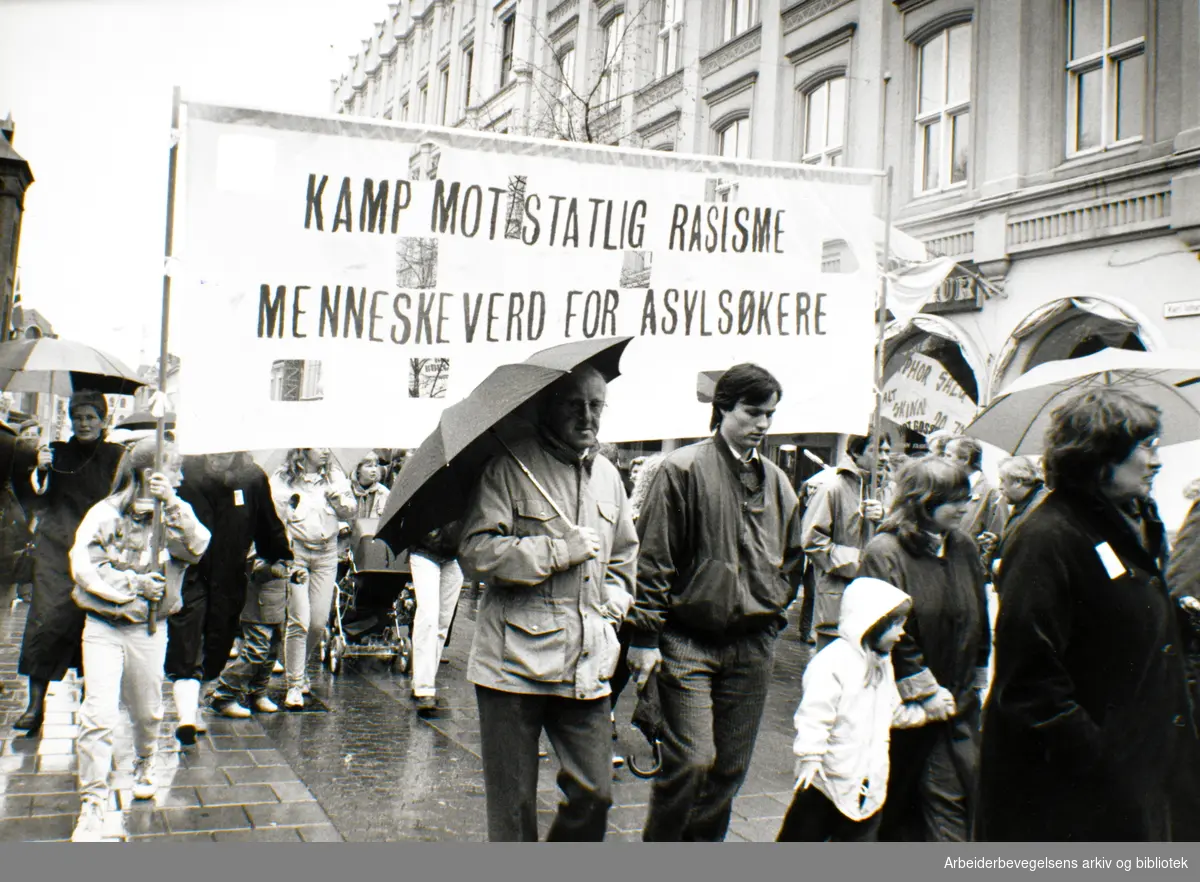 1. mai 1989 i Oslo sentrum. Fanetekst: Kamp mot statlig rasisme, menneskeverd for asylsøkere