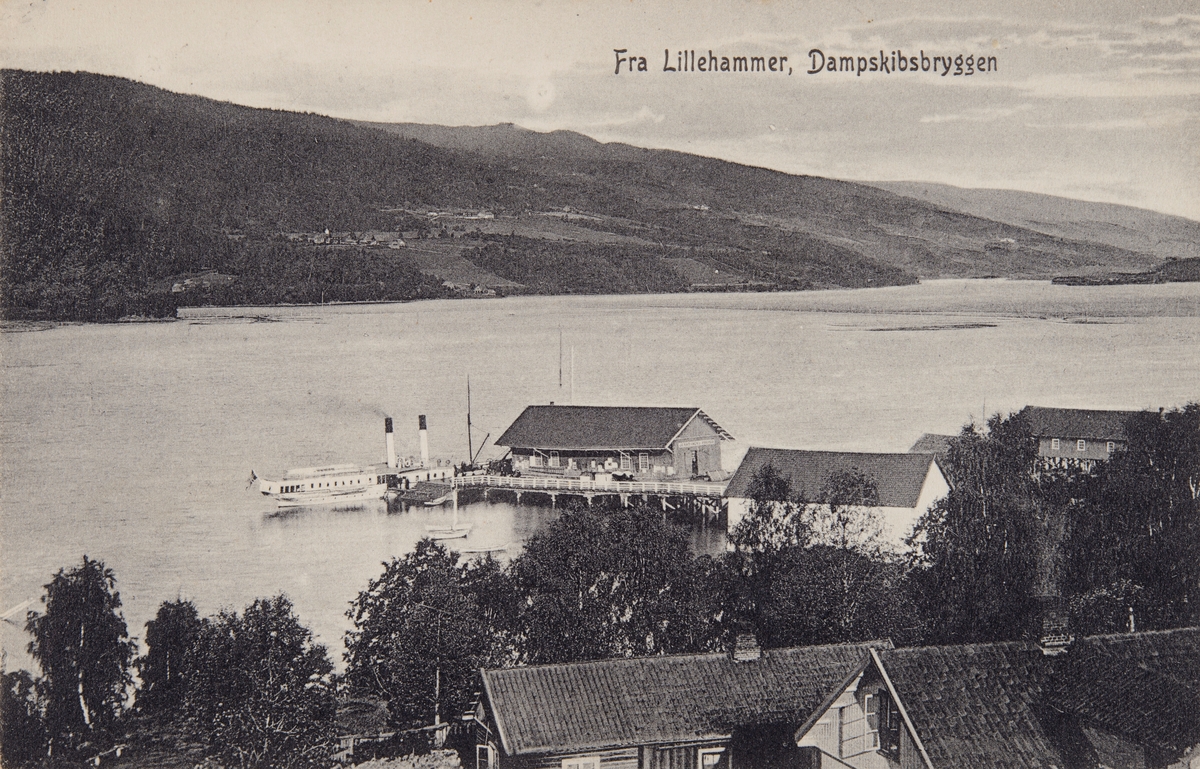 Postkort, Lillehammer brygge, Dampskipsbrygge med pakkhus, mjøsbåt, D/S Kong Oscar ligger til kai,