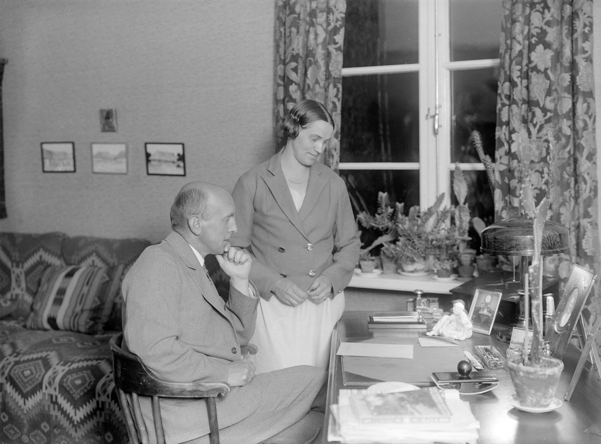 Makarna Petrus och Anna Söderbäck i deras tjänstebostad till Lunnevads folkhögskola. Året är 1933 och Petrus hade innehaft tjänsten som folkhögskolans rektor sedan 1927.