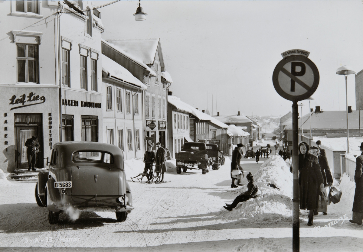 Postkort, Hamar, Grønnegata 47, baker Leif Lie Bakeri og konditori, vinter, bil D-5683 i gata, snøplogkanter,