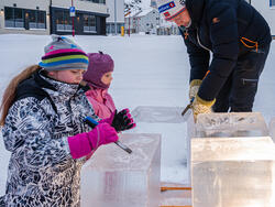 Barn lager isskulpturer