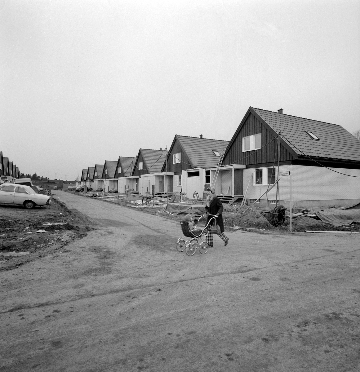 Mars månad 1973 och KB-villorna utmed Silverstigen i Linköping är snart inflyttningsklara. Bakom husens benämning stod firma KB-bygg som grundats 1964 av byggmästarna Lars Kvissberg och Carl-Owe Bäckström. I slutet av 1960-talet hade de bägge herrarna vunnit anbudstävlingen kring att uppföra 261 villor i stadsdelen Ryd. Den speciella KB-villan togs fram och konstruerades med fribärade takstolar och avsaknad av bärande väggar i såväl botten- som övervåningen. Det möjliggjorde en unik flexibilitet av varje villas planlösningen vilket gav köparna stora möjligheter att påverka rumsindelningen. KB-villan gjorde stort intryck på bomässan i Norrköping 1971 och året därpå utsåg tidningen Allt i Hemmet KB-villan till "Årets hus". En succé var född.