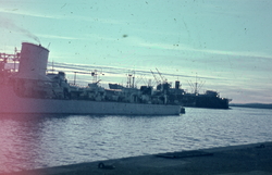Krigsskip ved havnen utenfor Rådhuset under feiringen av fri