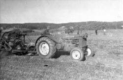 Traktor med potetopptaker, John Deere, menn, åker