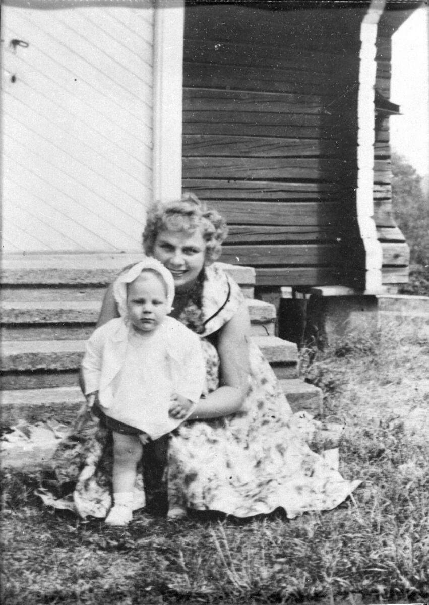 Mor og datter foran stabburet på Hem, gård, sommer, trapp, dør, laft, kvinne, barn
