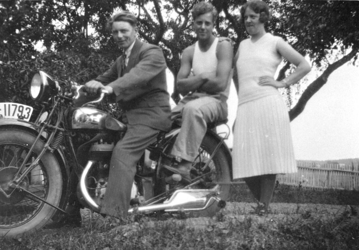 Kristoffer Kirkeberg på motorsykkel, Harald og Gudrun Thorsrud bak ca. 1933, pliséskjørt, sommer