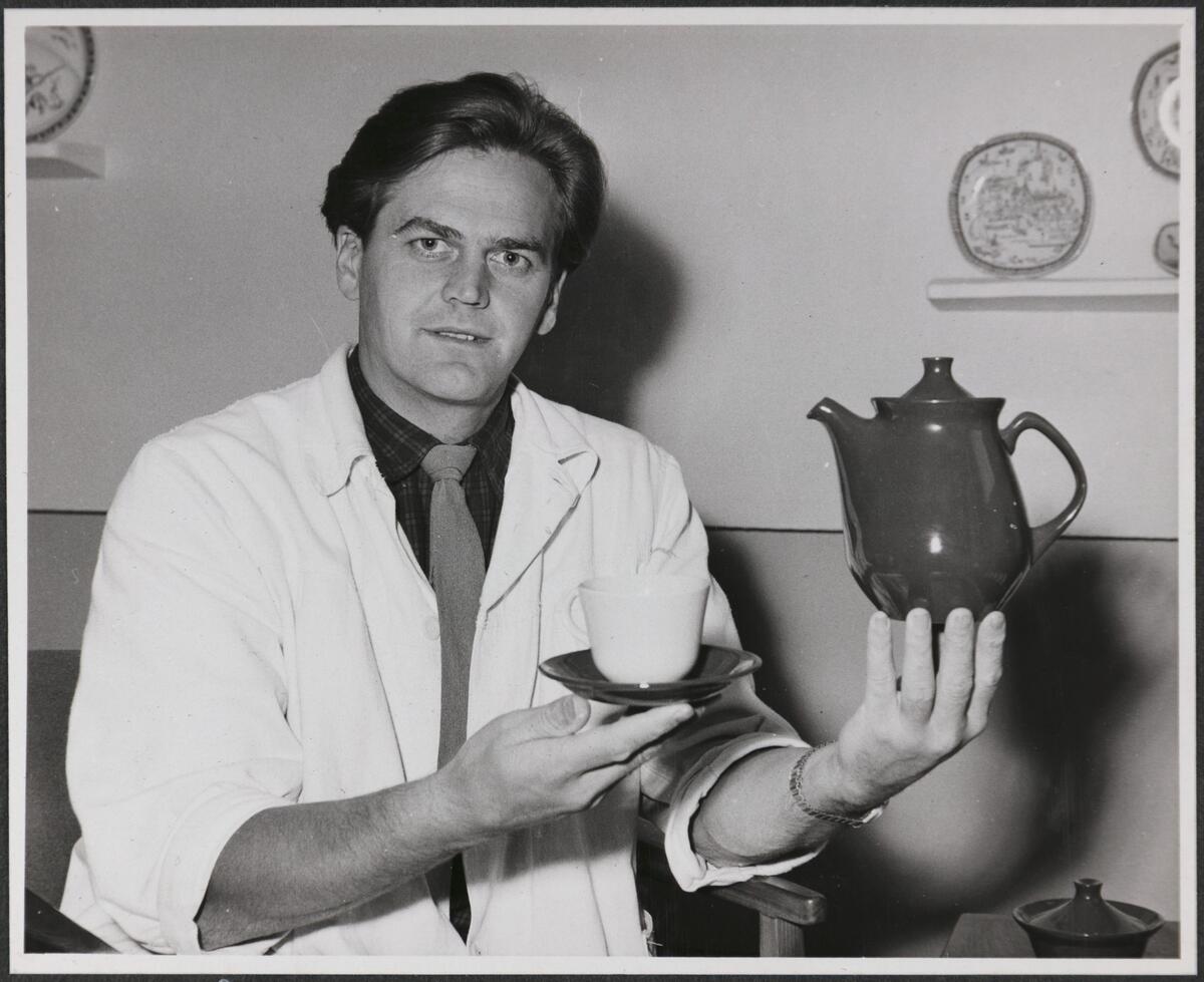 Eystein Sandnes viser frem en tekanne og en kopp i designet "Utstein".