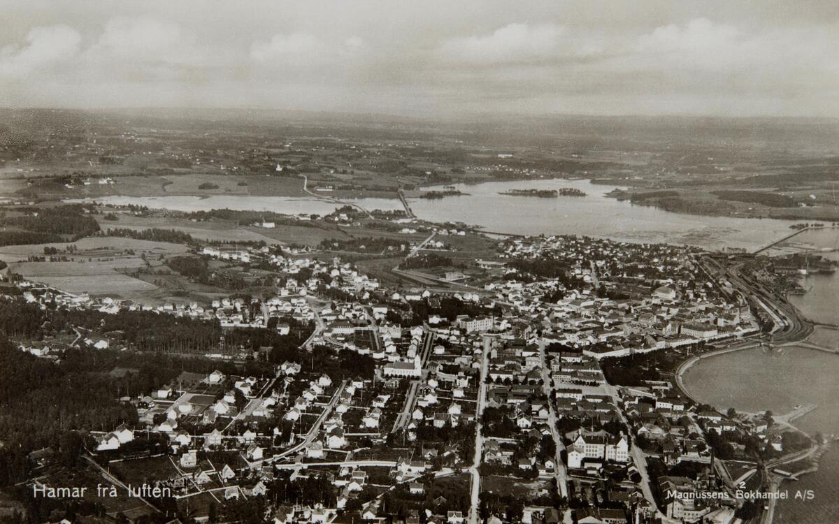 Postkort, Hamar, flyfoto over sentrum, fra Vestbyen mot øst, 
