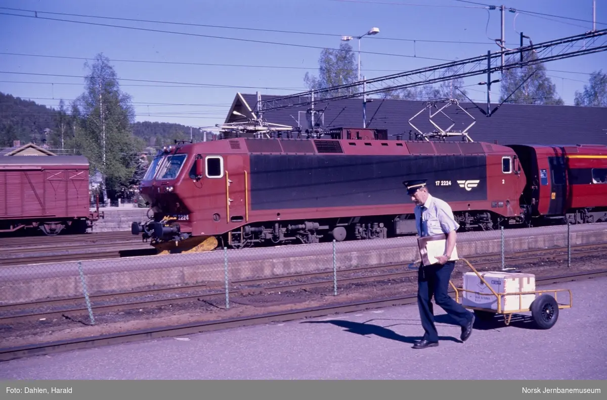 Elektrisk lokomotiv El 17 2224 med ekspresstog retning Kristiansand på Kongsberg stasjon