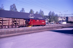 Elektrisk lokomotiv El 13 2130 med tømmertog på Kongsberg st