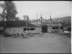 Handelsstevnet i Notodden 1933. Eksteriør for resturant og b
