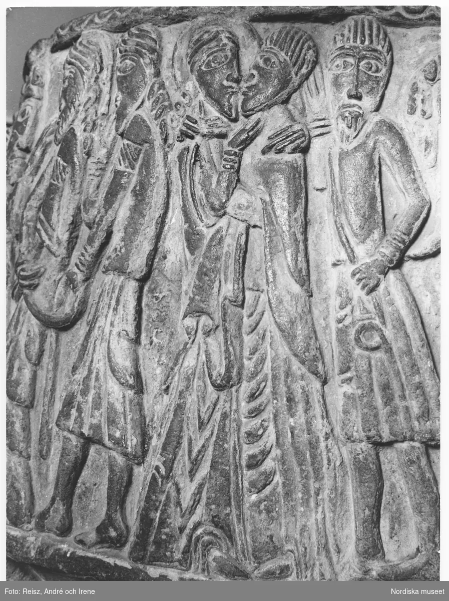 Skåne. "Judaskyss", detalj av dopfunten i Löderups kyrka från 1100-talet.