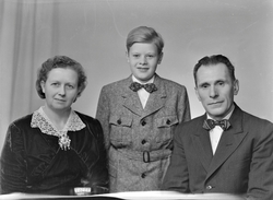 Anton Bursvik med hustru og sønn