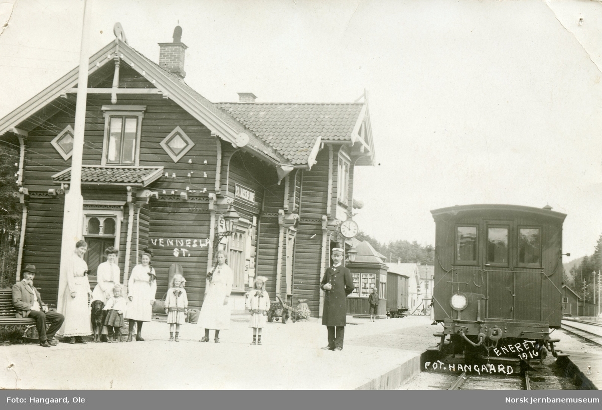 Vennesla stasjon på Setesdalsbanen. Stasjonsmesteren og trolig hans familie på plattformen