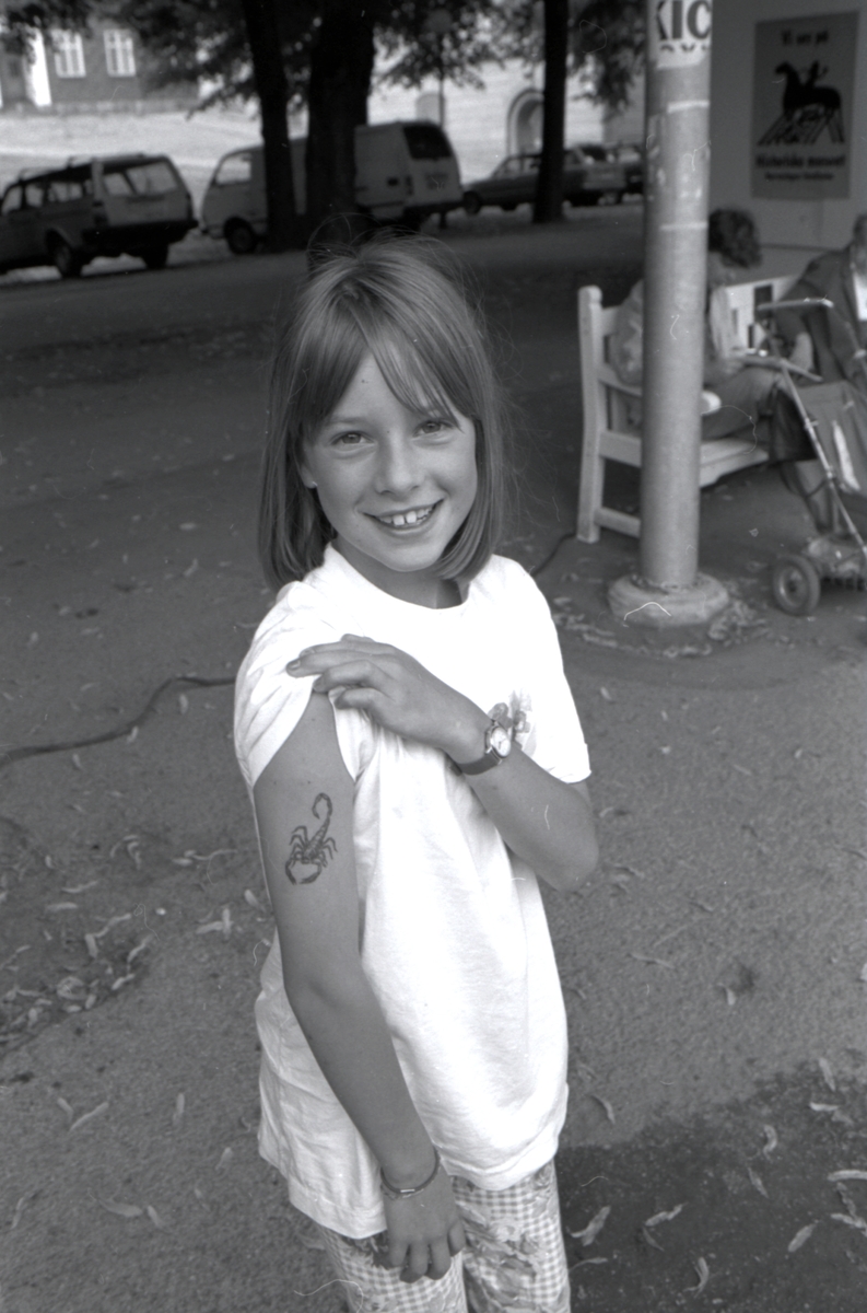 Utställningen "Sjörövare". PR-event för utställningen i utomhusmiljö. Ett barn visar upp sin "tatuering".