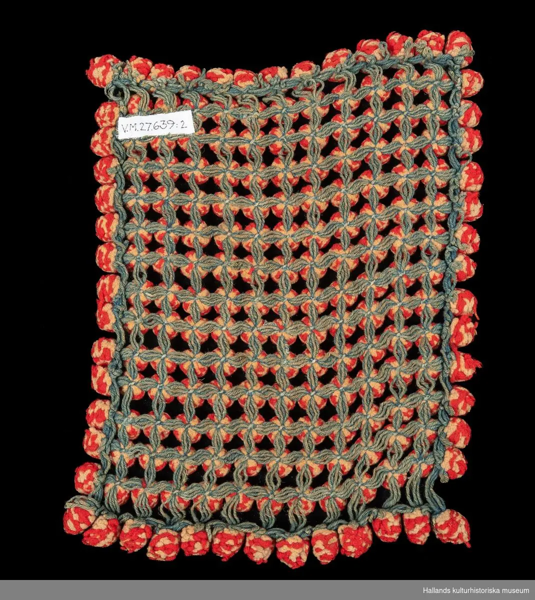 Underlägg för varma karotter bestående av sammanfogade runda garntofsar i rött, grönt och vitt ylle.