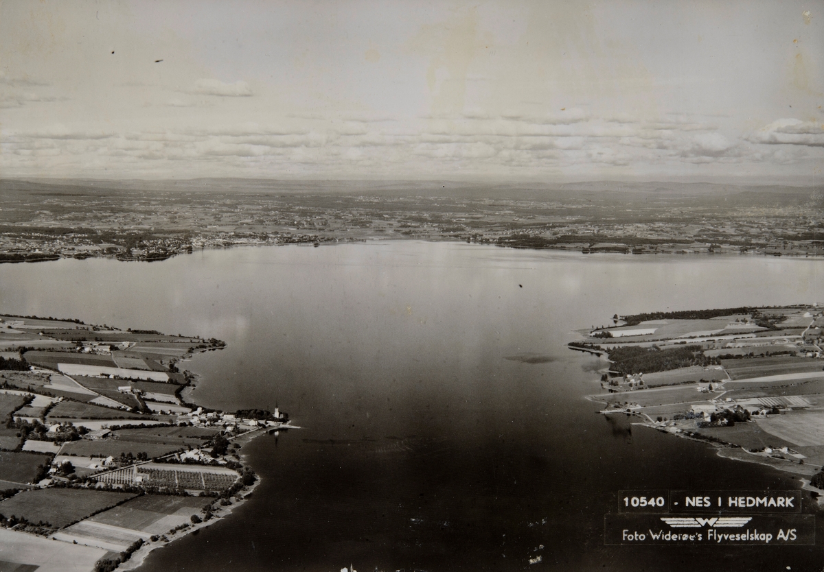 Postkort, flyfoto, Mjøsa, Nessundet i forgrunnen mot Hamar by,
