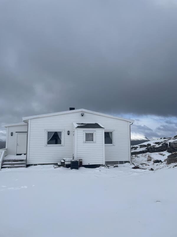 Brakkehuset på Fuglenesodden i snø.