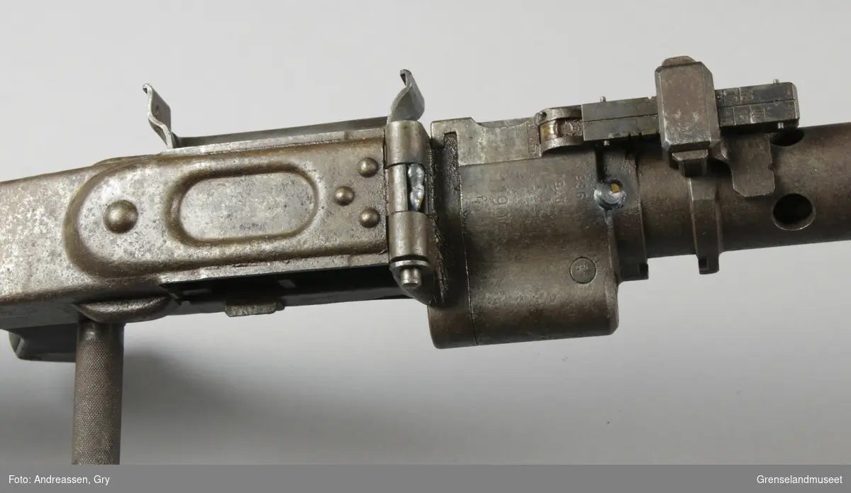 MG 34 med to-fot. Produsert i 1940 i Nazi-Tyskland. Bærer preg av å ha ligget utendørs da den har merker i metallet etter lett rustangrep. 