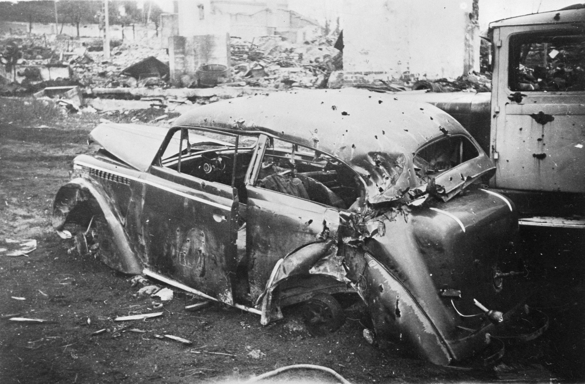 Ødelagte biler og ruiner etter bombingen av Namsos.