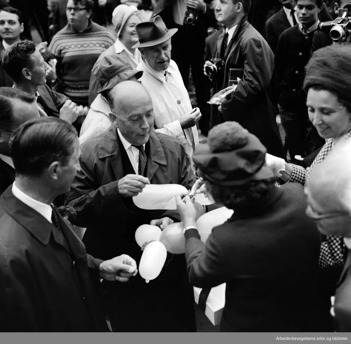 Ordfører Brynjulf Bull foretok den offisielle åpningen av Vikaterrassene i Oslo. 26 August 1964
