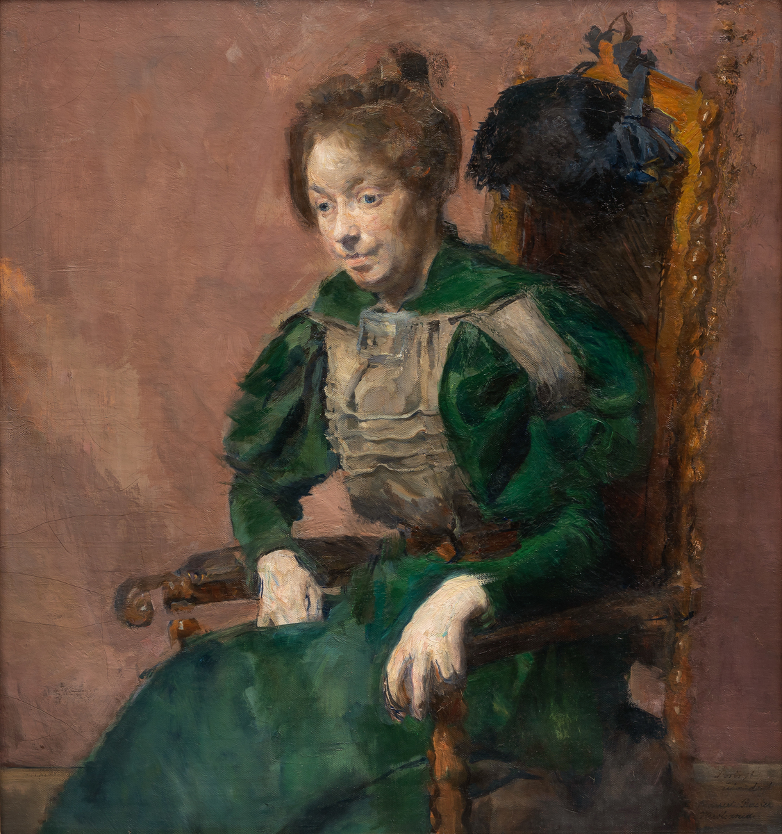 Ung kvinne i grønn kjole i en høyrygget gyllenlærstol vendt mot venstre. Venstre hånd hviler på armlenet. Oppsatt hår med topp.