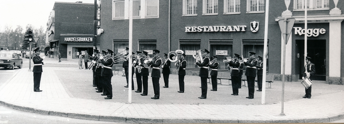 Regementets och försvarsområdets dag den 4 maj 1974

Bild. 1-5 Regionmusikkåren under ledning av regionkapellmästare Åke Dohlin inleder regementets dag med spelningar på olika platser i Strängnäs.
Här underhåller kåren vid Gyllenhjelmstorget mitt i staden.