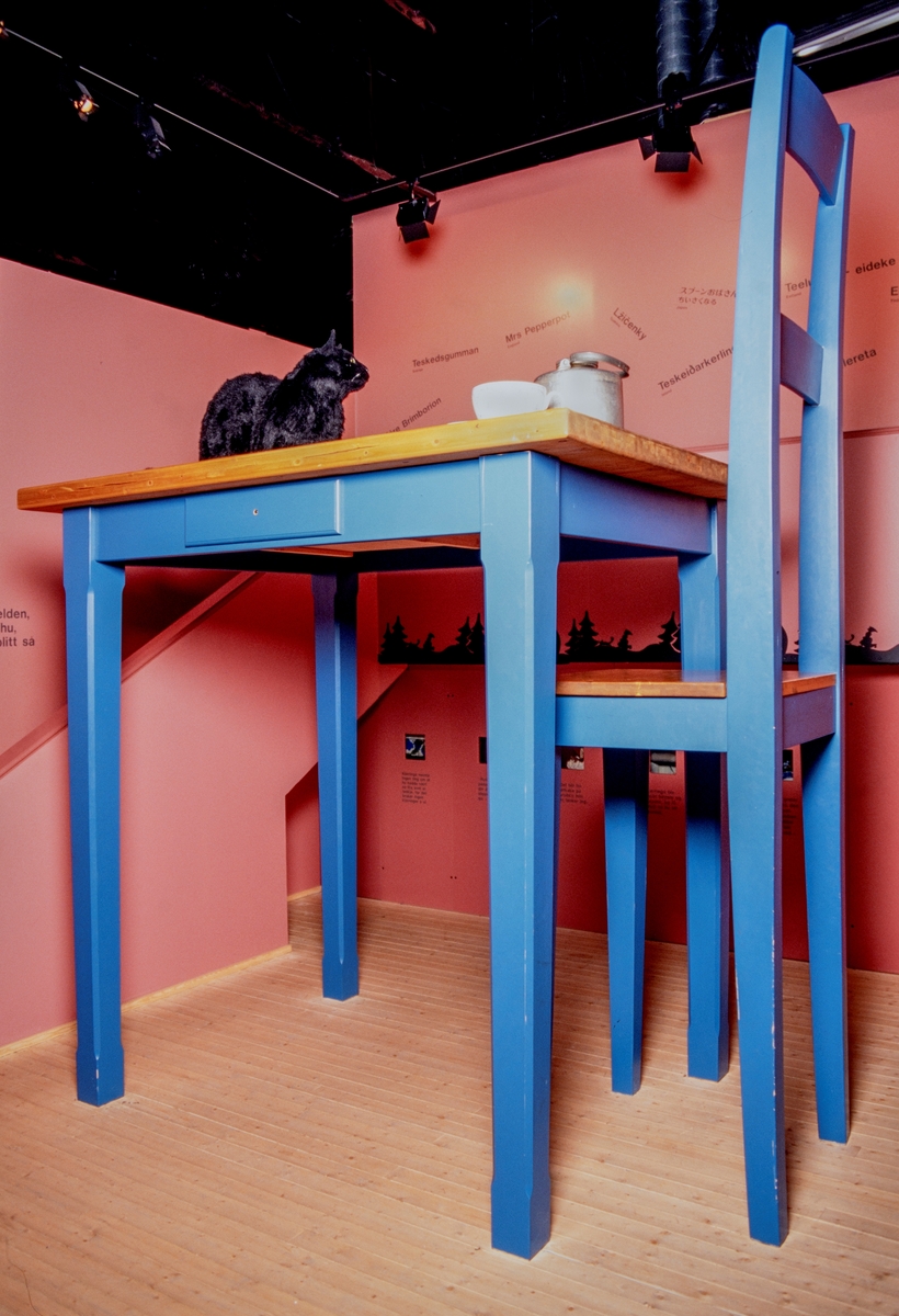 Ringsaker, Rudshøgda, det første Prøysenhuset 1997-2014, fra utstillinga om Teskjekjerringa, her store møbler produsert av snekker Erik Engebretsen,