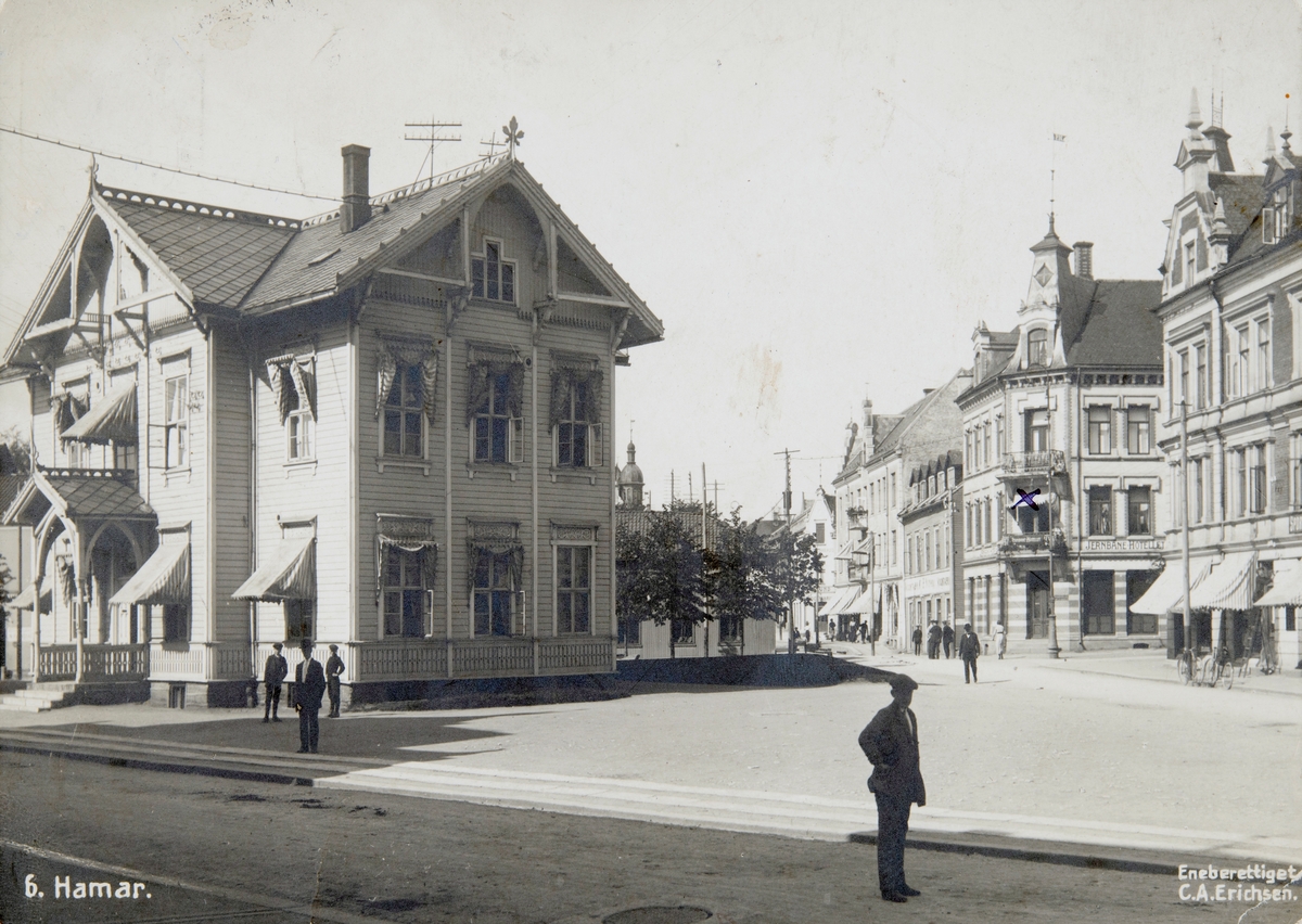 Postkort, Hamar, Torggata, jernbaneplassen, eksteriør av stasjonsbygning nr 1 som ble bygd til åpningen av Grundsetbanen, Jernbanehotellet i Norsenggården,