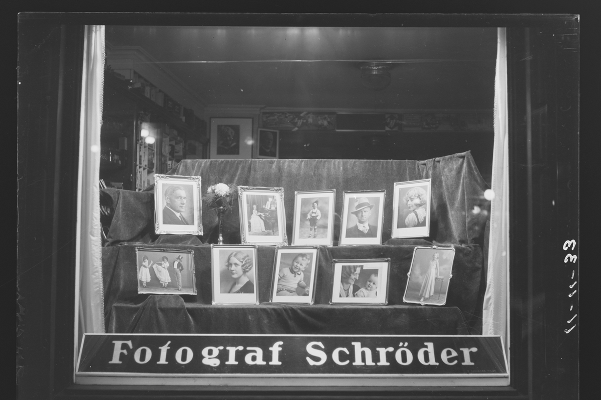 Vindusutstilling hos Fotograf Schrøder, november 1933. + Papirpositiv og pappark med informasjon om bildet og portrettene.