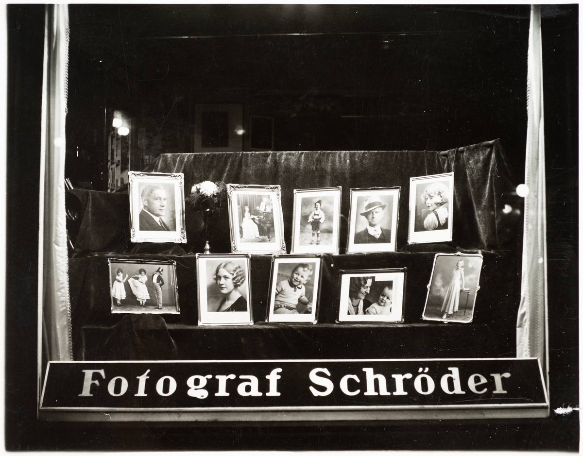 Vindusutstilling hos Fotograf Schrøder, november 1933. + Papirpositiv og pappark med informasjon om bildet og portrettene.