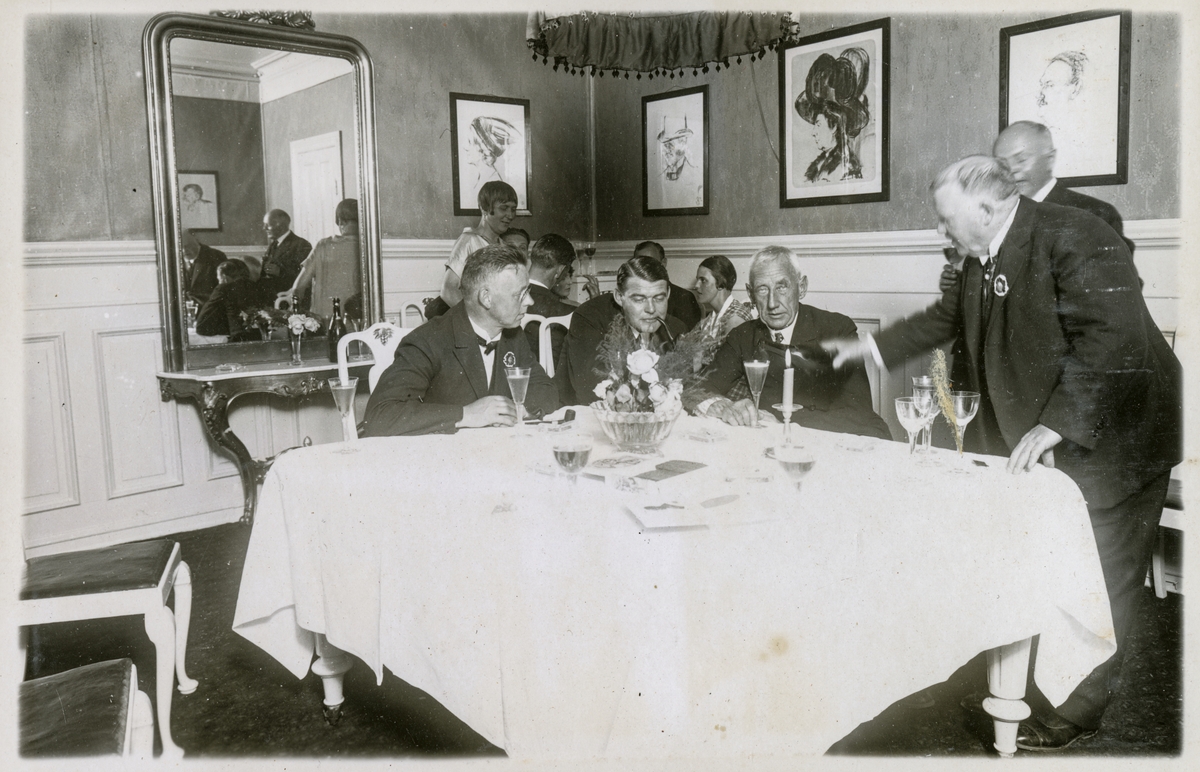 Middagsarrangement for Roald Amundsens og hans følge. Roald Amundsen nyter drikker sammen med andre personer - Roald Amundsens ankomst til Bergen med S/S "Bergensfjord" efter "Norge"s flukt overe Polen. - 12. juli 1926