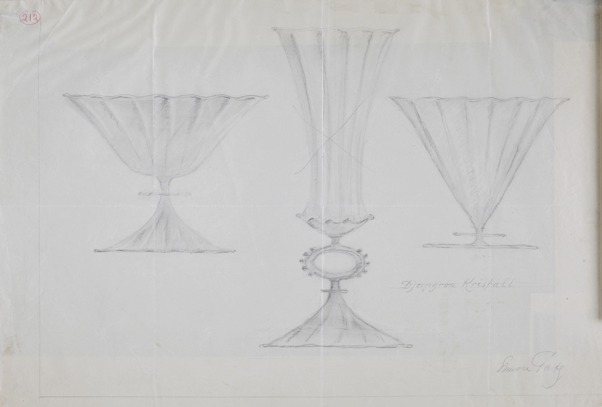 "Slottsglas" formgivet av Simon Gate till Göteborgsutställningen 1923. Friblåst och räfflat i ljusbrunt glas. Fot och kupa blåsta och drivna. Räfflat ben med en väl tilltagen knapp.